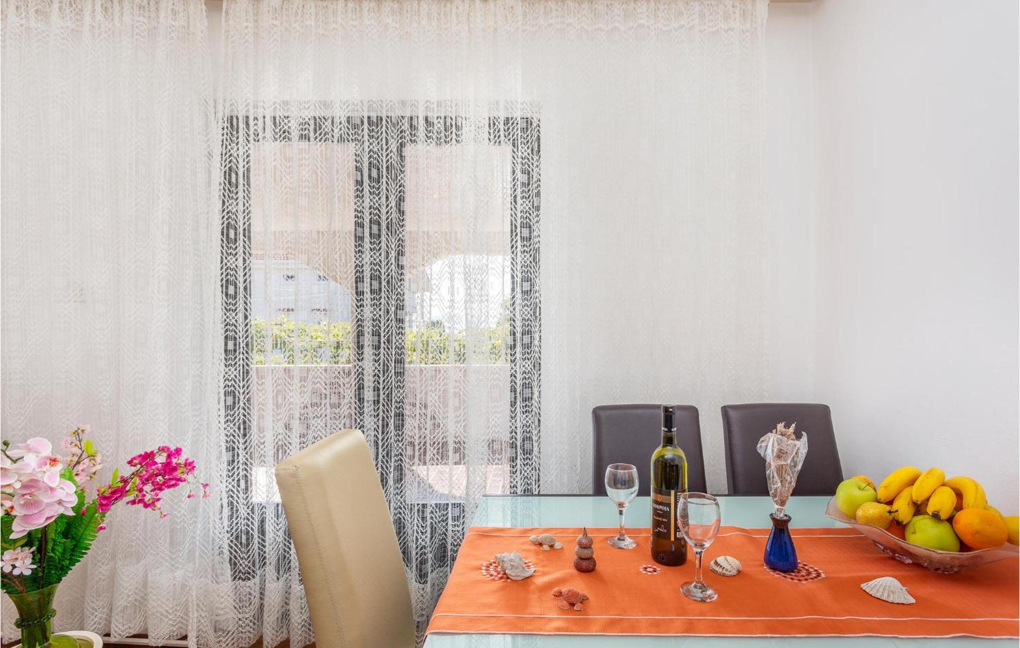 Gorgeous Apartment In Pinezici With Kitchen Bagian luar foto
